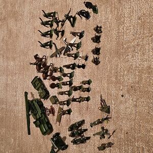 Vintage Metal - Military Action Figure Set In Tact (& Broken Pieces As Well)